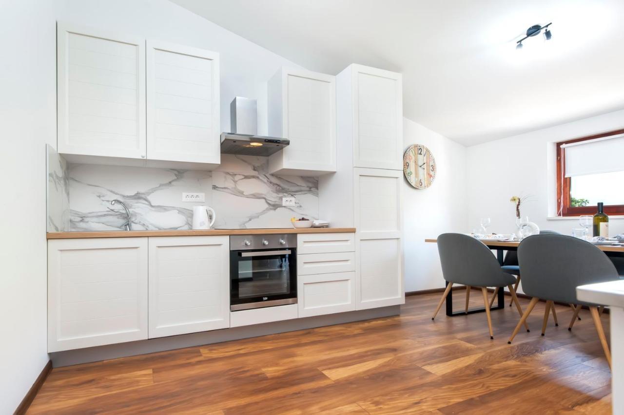 Apartment E&m *