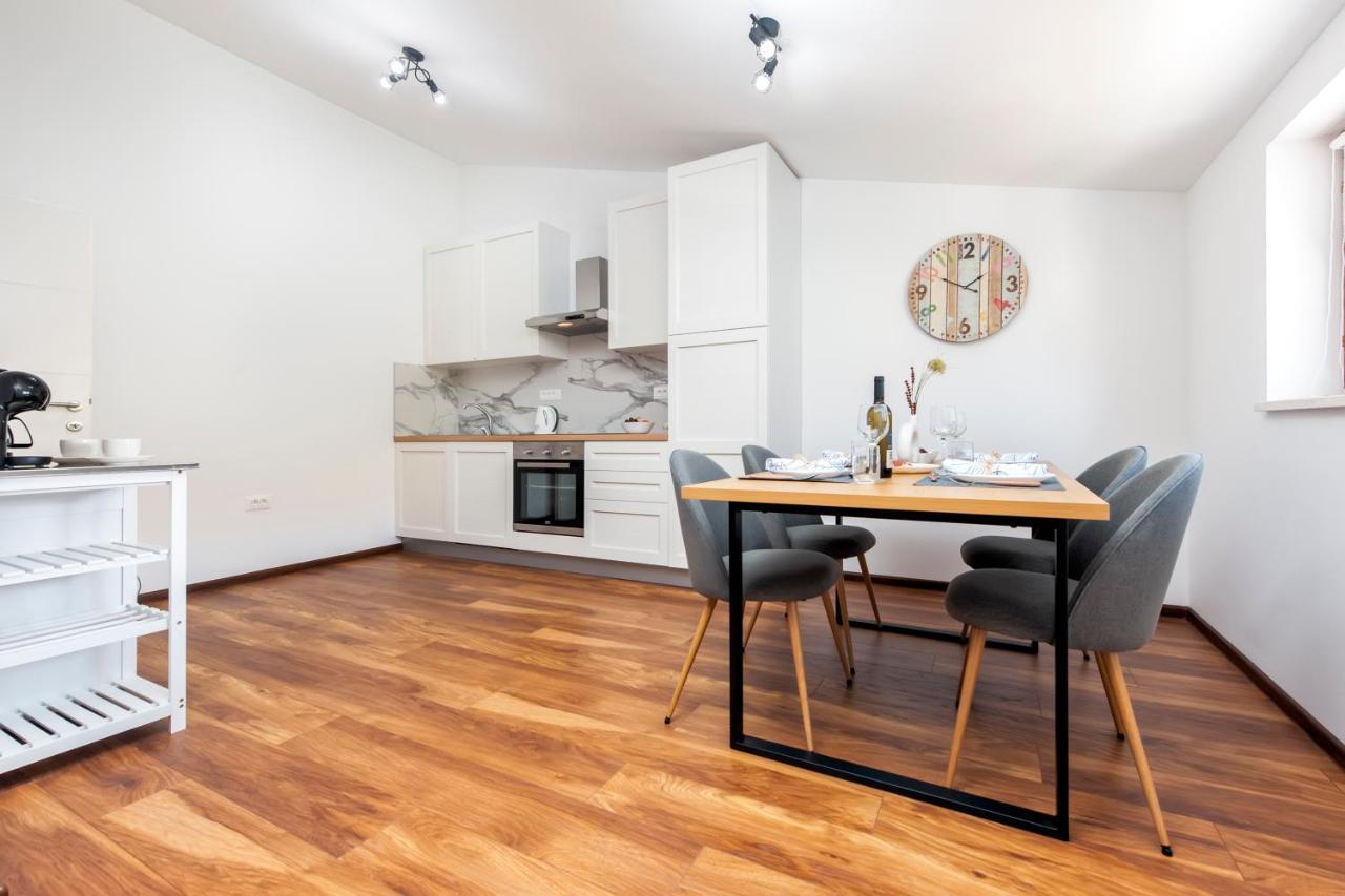 E&m Apartment Pula