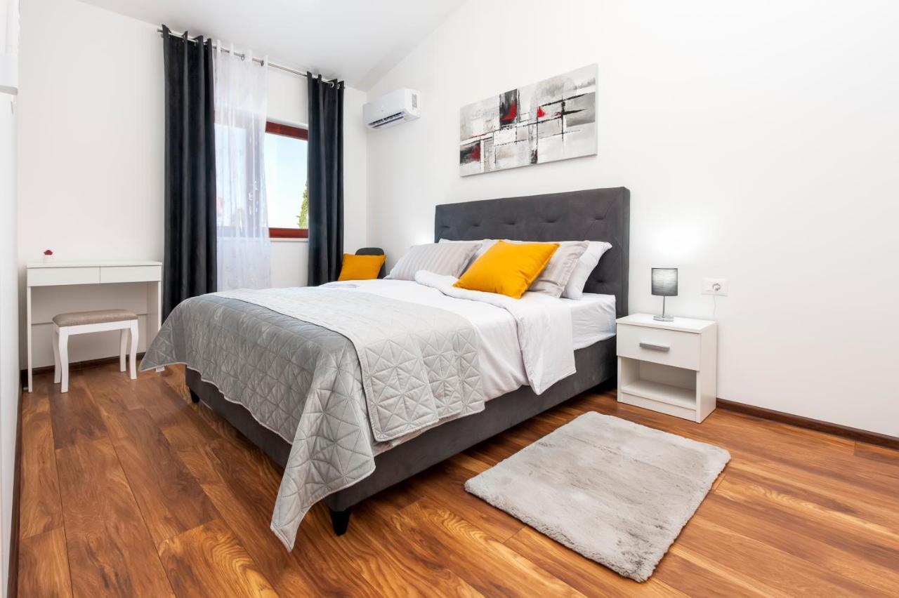 Apartment E&m *
