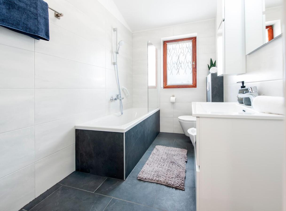 Apartment E&m *